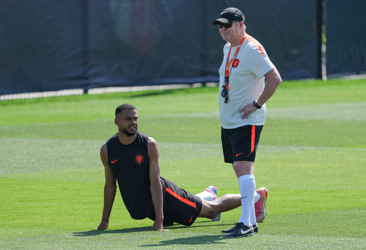 Soccer Football - FIFA World Cup 2026 - Netherlands Training - KC Current Training Facility, Kansas City, Missouri, U.S. - June 28, 2026 Netherlands coach Ronald Koeman and Cody Gakpo during training IMAGN IMAGES via Reuters/Jay Biggerstaff
