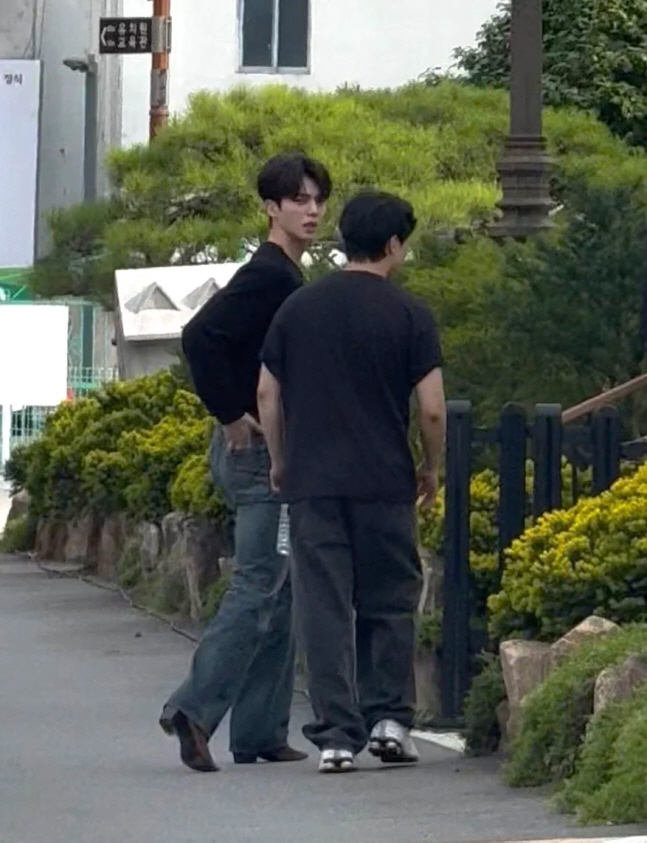 Song Kang, Recently Discharged, Radiates Star Power Even From Afar... Set Sighting Stirs Online Communities