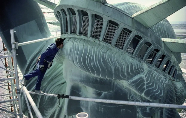 A Kiss to the Statue of Liberty from 60 Meters Up Draws Renewed Attention 42 Years Later