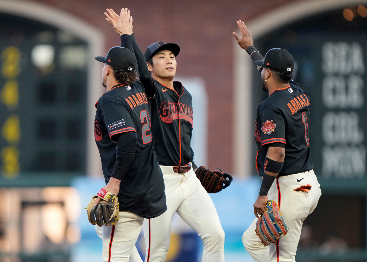 SAN FRANCISCO, CALIFORNIA - JUNE 27: Willy Adames #2, Jung Hoo Lee #51 and Luis Arraez #1 of the San Francisco Giants celebrates defeating the Atlanta Braves 5-0 at Oracle Park on June 27, 2026 in San Francisco, California. Thearon W. Henderson/Getty Images/AFP (Photo by Thearon W. Henderson / GETTY IMAGES NORTH AMERICA / Getty Images via AFP)