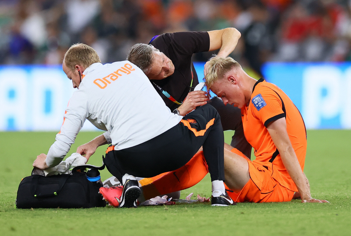 Soccer Football - FIFA World Cup 2026 - Round of 32 - Netherlands v Morocco - Estadio Monterrey, Monterrey, Mexico - June 29, 2026 Netherlands' Jan Paul van Hecke receives medical attention after sustaining an injury REUTERS/Eloisa Sanchez
