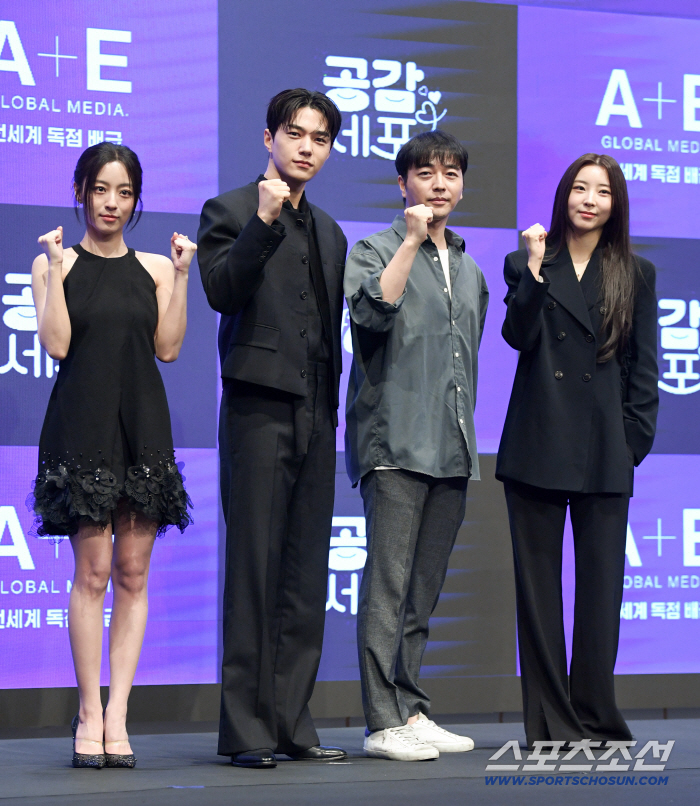 Kim Myung-soo, Kang Min-ah, Director Kim Chil-bong, and Kwon So-hyun cheerfully pose for Empathy Cells