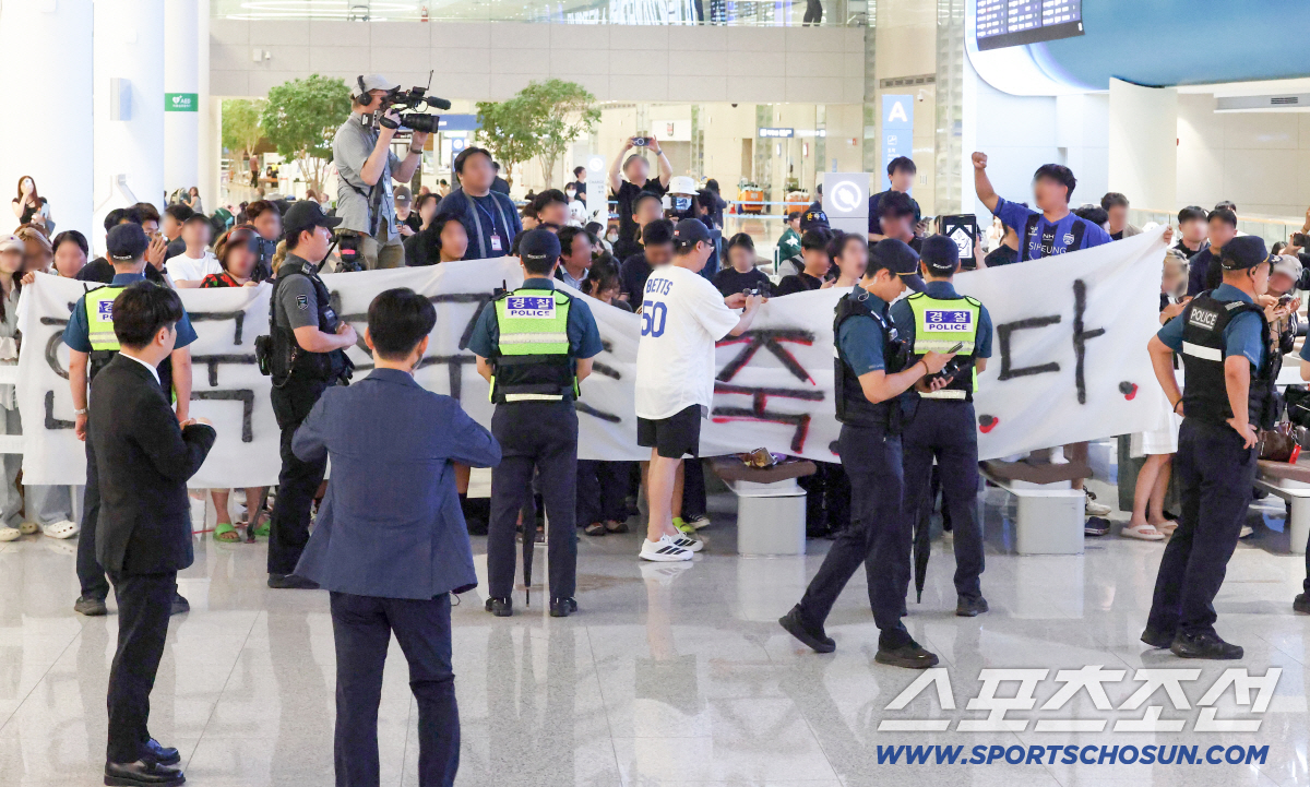 2026 국제축구연맹(FIFA) 북중미 월드컵 조별리그에서 탈락한 대한민국 축구대표팀이 30일 새벽 인천국제공항을 통해 귀국했다. 한 축구 팬이 홍명보 전 감독을 비판하는 피켓을 들고 있다. 인천공항=박재만 기자 pjm@sportschosun.com/2026.06.30/