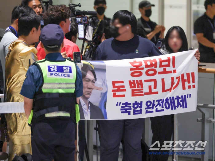 외신도 인정한 한국 최악의 월드컵! 선수끼리 몸싸움→손흥민 탈구 부상 재언급…식중독 질문부터 문체부 감사까지