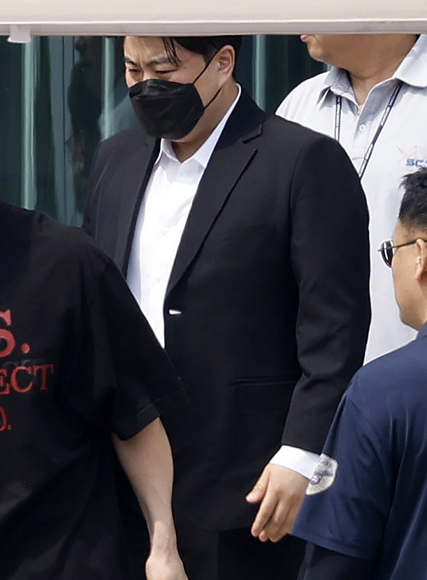 Kim Ho-joong, Convicted in Drunk Hit-and-Run Case, Released on Parole... About 70 Fans Cheer, Saying, 'You Worked So Hard, Son' Full Text
