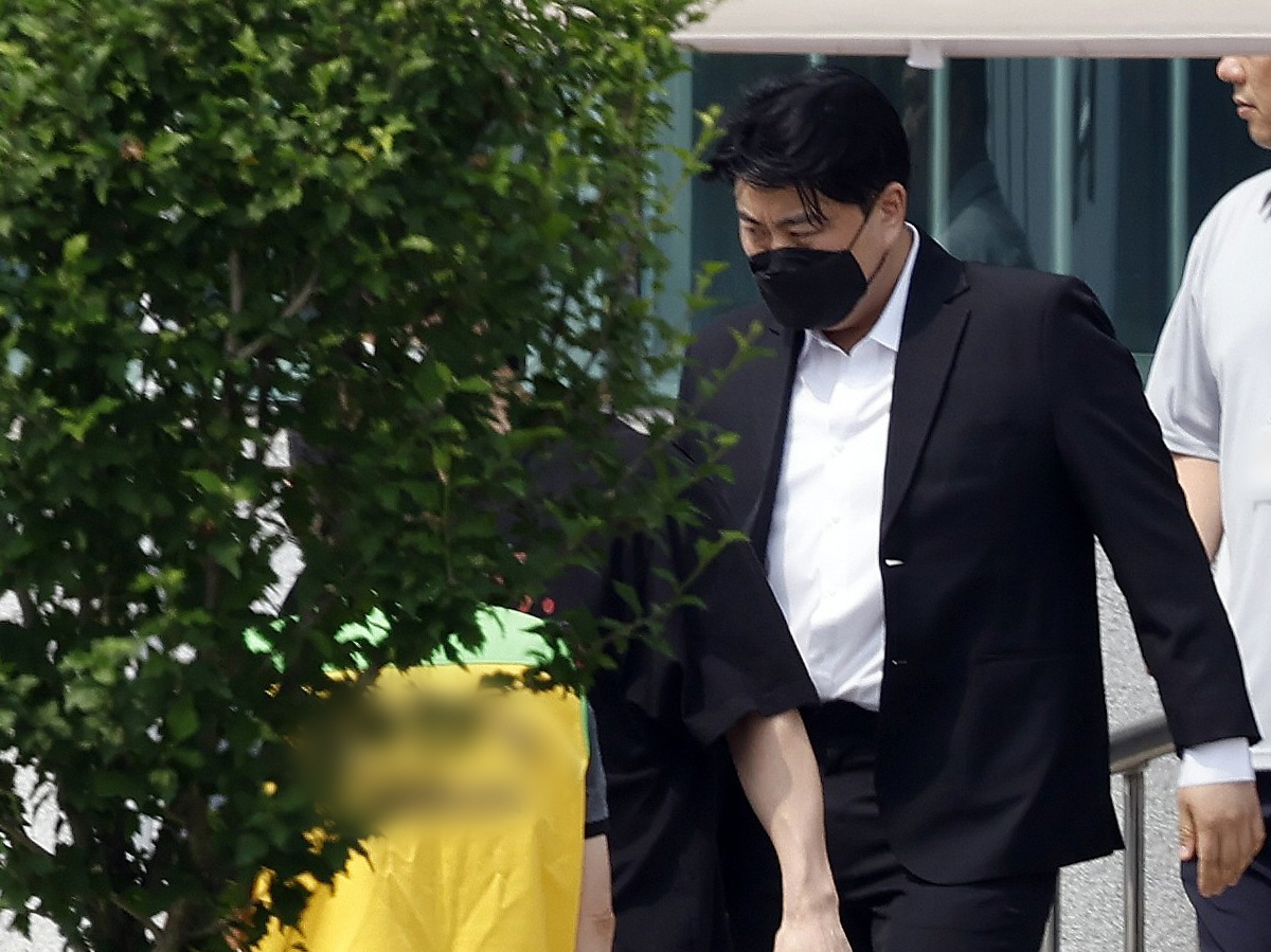 '음주 뺑소니' 김호중, 가석방 출소..팬 70명 "아들아 고생했다" 응원 [종합]