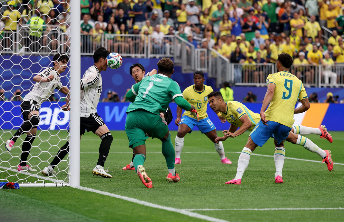 HOUSTON, TEXAS - JUNE 29: Casemiro #5 of Brazil attempts a header against Takehiro Tomiyasu #22 of Japan during the FIFA World Cup 2026 Round Of 32 match between Brazil and Japan at Houston Stadium on June 29, 2026 in Houston, Texas. Lars Baron/Getty Images/AFP (Photo by Lars Baron / GETTY IMAGES NORTH AMERICA / Getty Images via AFP)