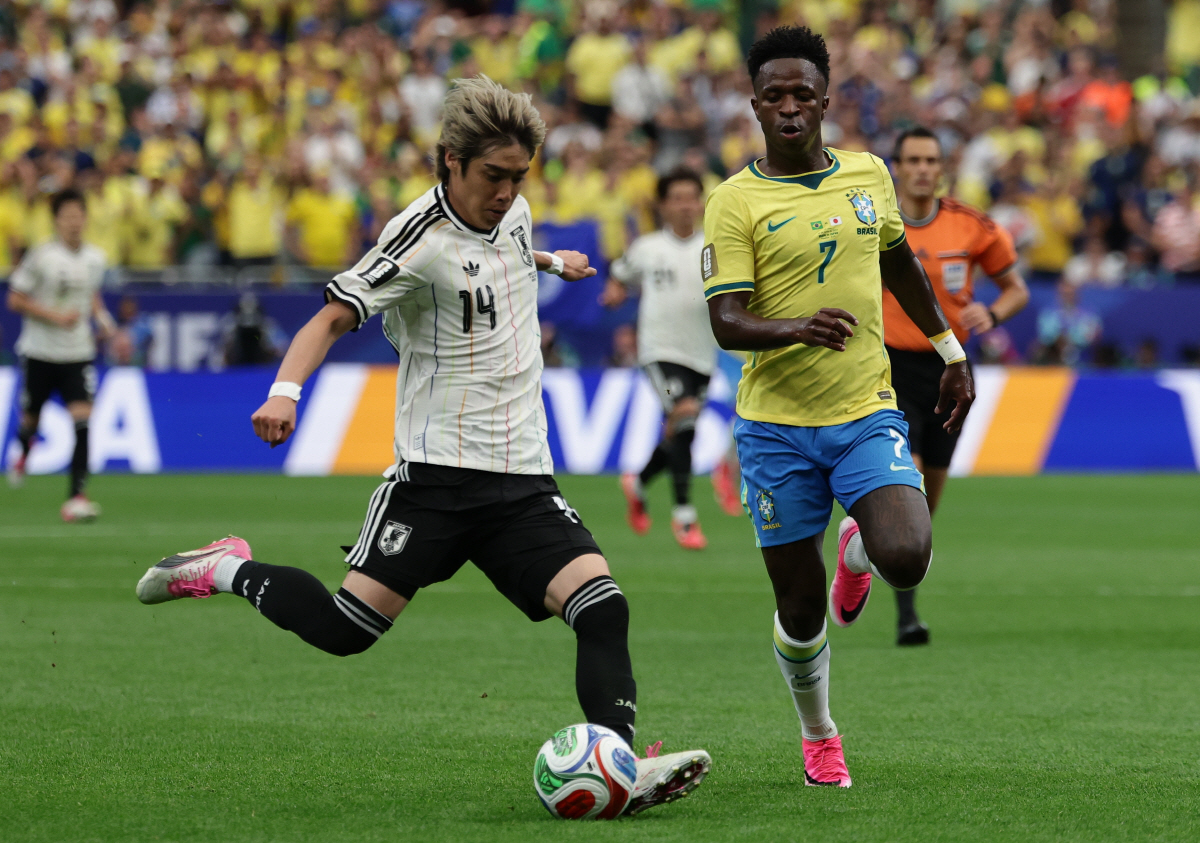 epa13073314 Vinicius Junior of Brazil (R) and Junya Ito of Japan in action during the FIFA World Cup 2026 Round of 32 match Brazil against Japan, in Houston, USA, 29 June 2026. EPA/CHRISTOPHER NEUNDORF
