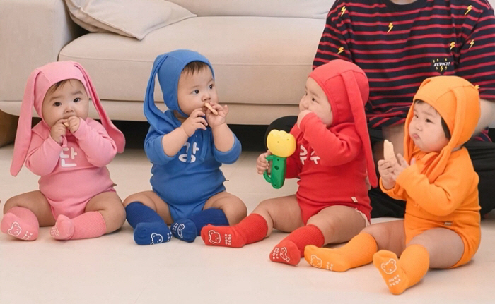 Twin toddlers appear on 'The Return of Superman'... Same-age twins in bunny bodysuits spark curiosity