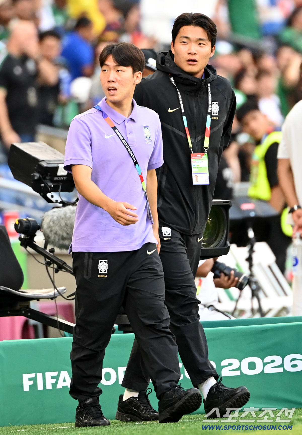 25일(한국시각) 멕시코 몬테레이 인근 과달루페의 에스타디오 몬테레이에서 열린 2026 북중미 월드컵 대한민국과 남아공의 경기. 경기 전 강상윤과 윤기욱이 그라운드를 밟고 있다. 과달루페(멕시코)=허상욱 기자 wook@sportschosun.com/2026.06.25/