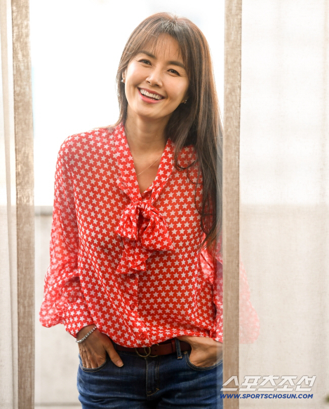 Shin Ae-ra, who adopted two daughters, shares her parenting philosophy 'I can't protect them forever, and I shouldn't stop my children from experiencing failure and frustration'