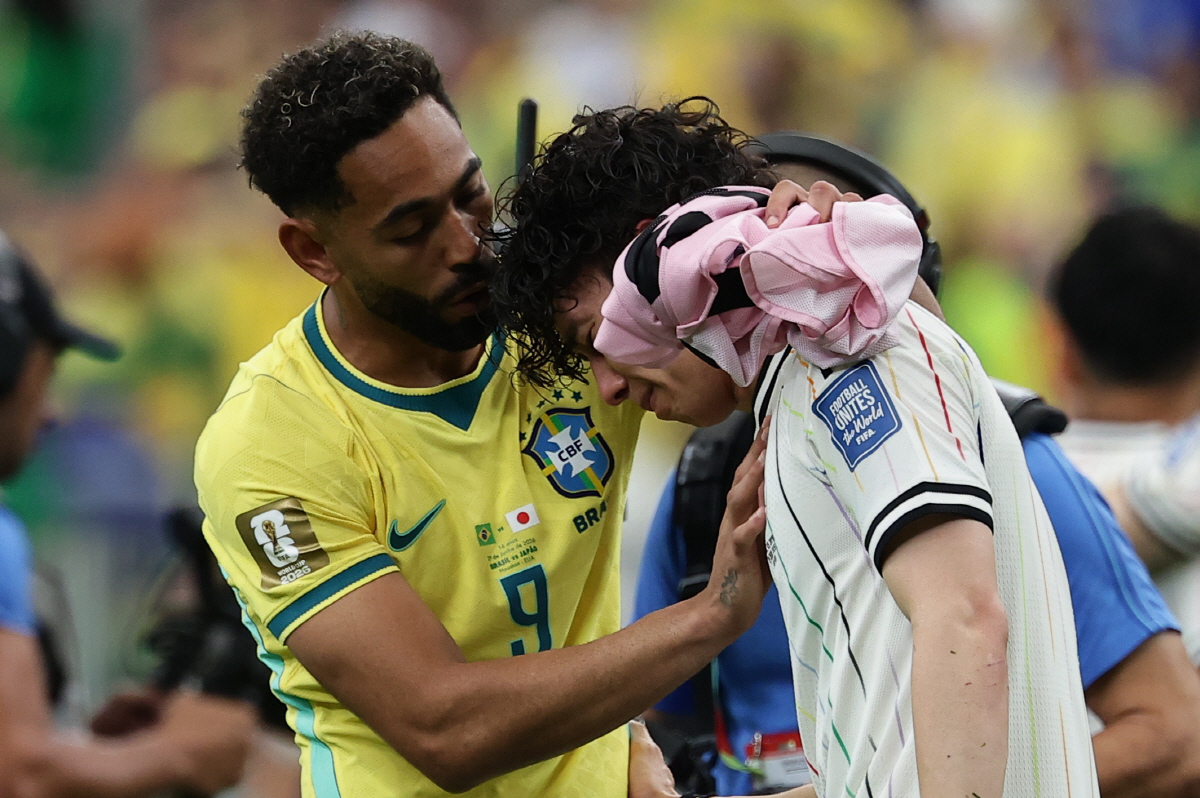 epa13073542 Matheus Cunha of Brazil (L) comforts Ao Tanaka of Japan after the FIFA World Cup 2026 Round of 32 match Brazil against Japan, in Houston, USA, 29 June 2026. EPA/CHRISTOPHER NEUNDORF