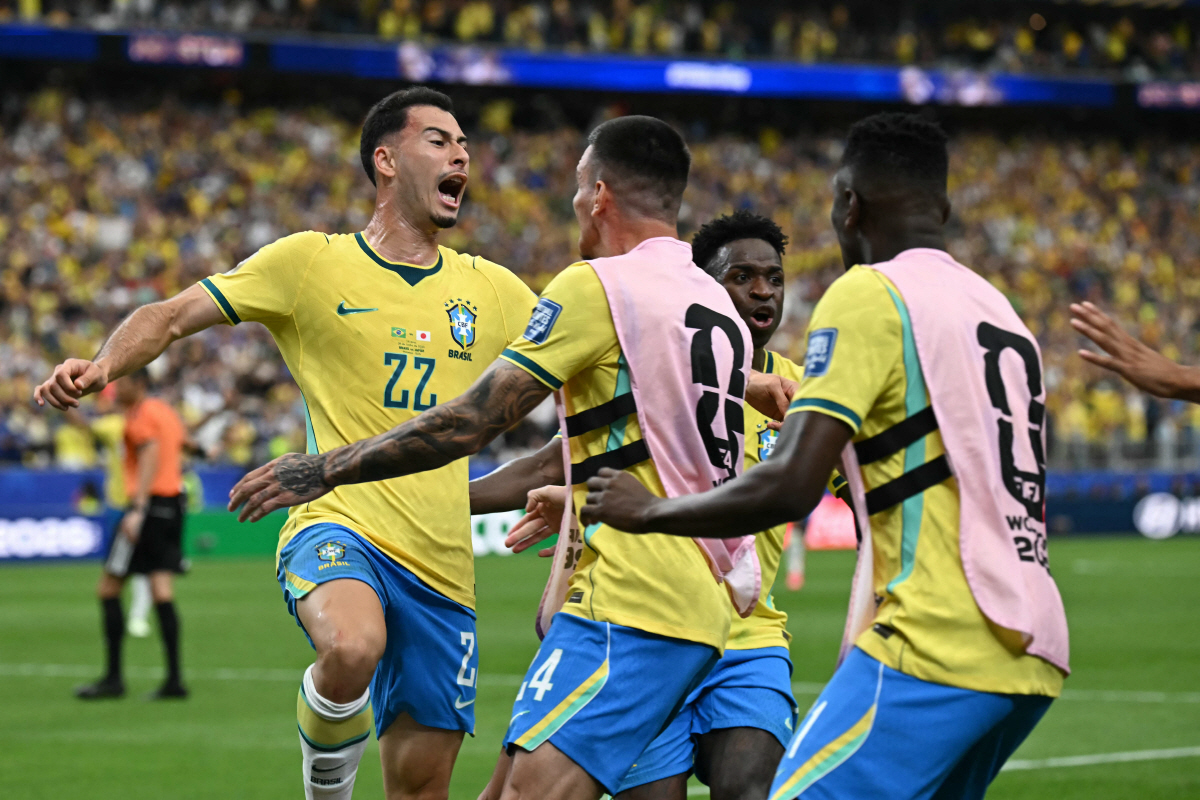Brazil's forward #22 Gabriel Martinelli (L) celebrates with teammates after scoring his team's second goal during the 2026 World Cup round of 32 football match between Brazil and Japan at the Houston Stadium in Houston on June 29, 2026. (Photo by Paul ELLIS / AFP)