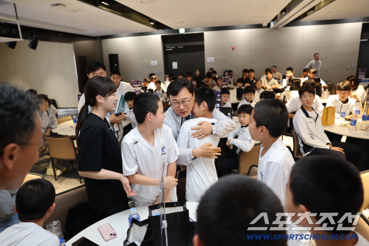 정근식 서울특별시 교육감이 25일 교육청 신청사에서 열린 '서울특별시교육청 선수단 꿈 이룸식'에서 부산체전 최고의 결실을 거둔 선수들을 꼬옥 안아주고 있다. 사진제공=서울특별시교육청