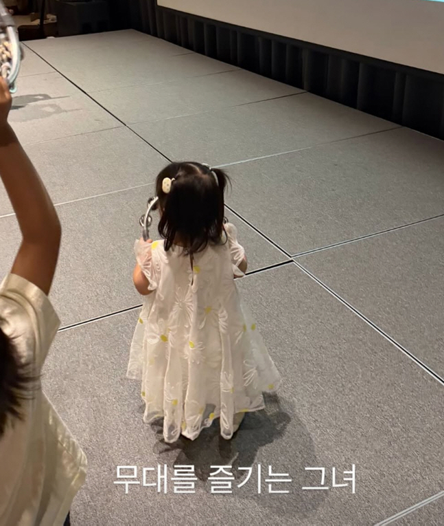 Lee Byung-hun Is Clearly a Doting Dad... Lee Min-jung Reveals Their 3-Year-Old Daughter: "She Enjoys the Stage"
