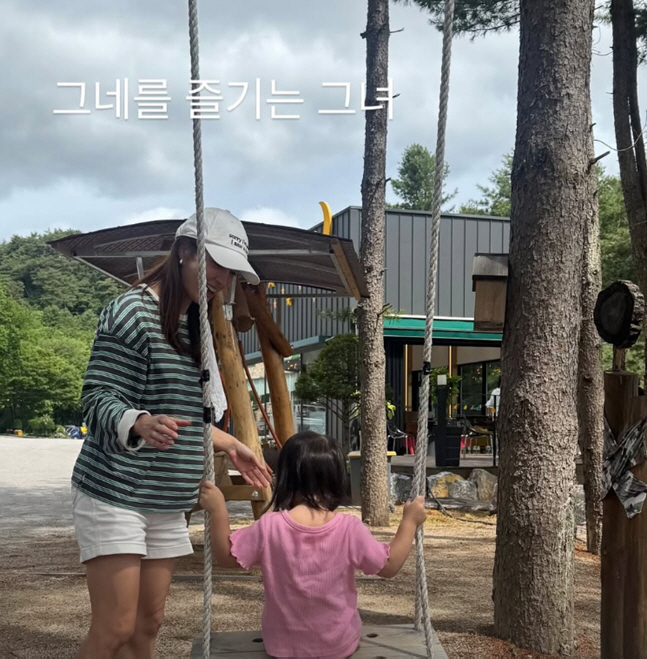 Lee Byung-hun Is Clearly a Doting Dad... Lee Min-jung Reveals Their 3-Year-Old Daughter 'She Enjoys the Stage'