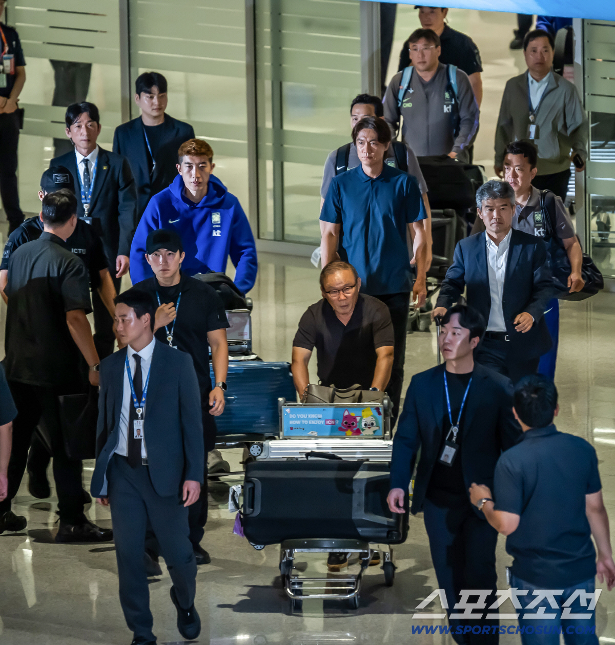 2026 국제축구연맹(FIFA) 북중미 월드컵 조별리그에서 탈락한 대한민국 축구대표팀이 30일 새벽 인천국제공항을 통해 귀국했다. 홍명보 전 감독이 입국장을 나서고 있다. 인천공항=박재만 기자 pjm@sportschosun.com/2026.06.30/