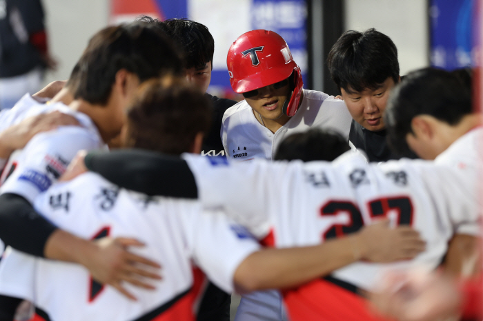 '와 이종범 제쳤다' 김선빈 타이거즈 역사 썼다, KIA 10대3 대승…김도영 홈런 1위·올러 다승 1위[광주 리뷰]