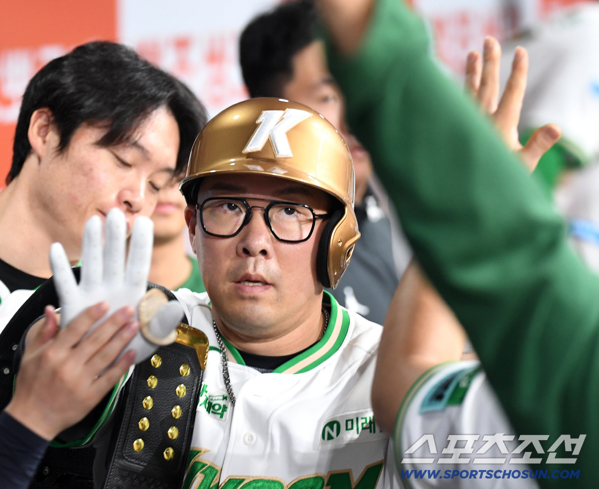 30일 고척 스카이돔에서 열린 키움과 LG의 경기. 3회 키움 안치홍이 LG 톨허스트를 상대로 솔로홈런을 날렸다. 동료들의 축하를 받고 있는 안치홍. 고척=송정헌 기자 songs@sportschosun.com/2026.06.30/