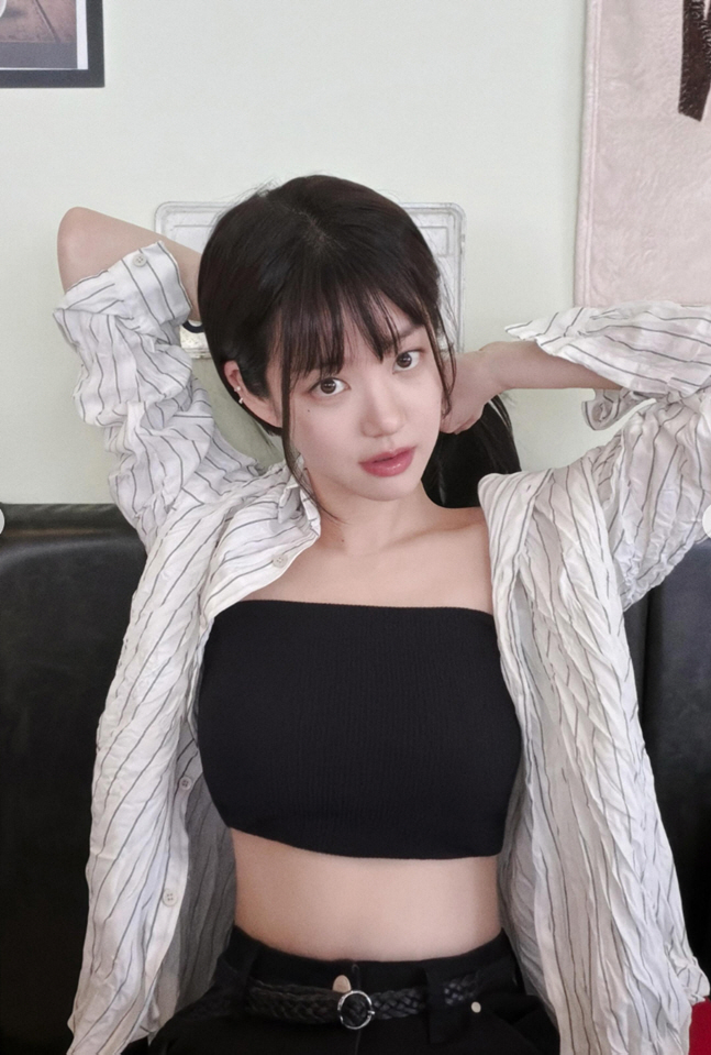 Lee Yoo-bi, at 43 kg, Looks Truly Slim... Bold Tank Top Look Reveals Her Tiny Waist