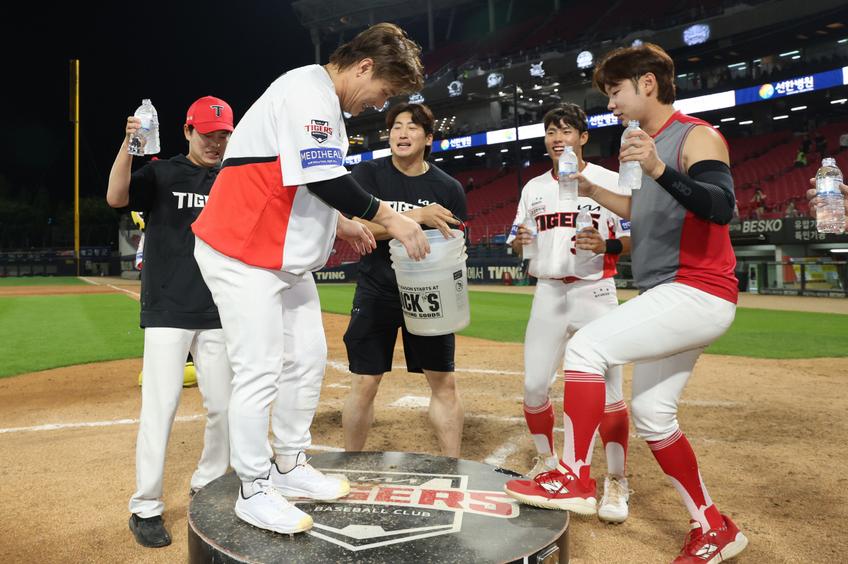 KIA 타이거즈 김선빈(단상 위)이 물세례를 받을 준비를 하고 있다. 사진제공=KIA 타이거즈