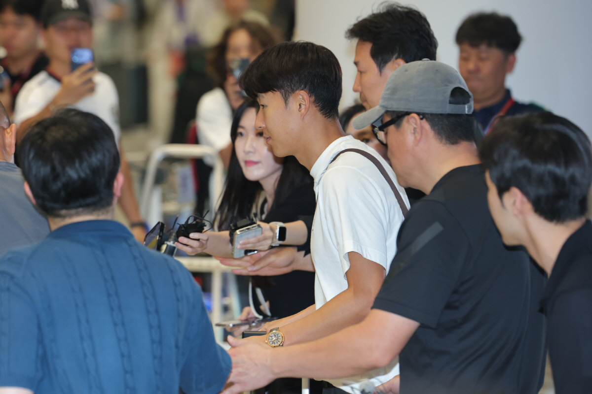 2026 북중미 월드컵을 마친 한국 축구대표팀 손흥민이 1일 인천국제공항 제2여객터미널을 통해 귀국했다.