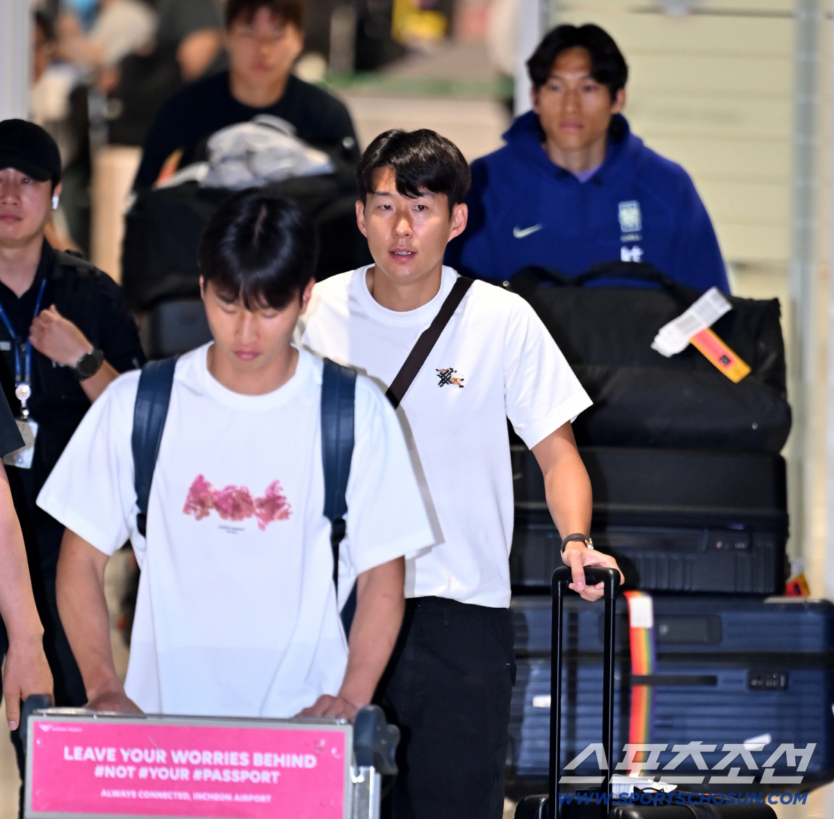 2026 북중미 월드컵을 마친 손흥민이 1일 인천공항을 통해 귀국했다. 엄지성 김승규와 함께 입국장으로 들어서는 손흥민의 모습. 인천공항=허상욱 기자 wook@sportschosun.com/2026.07.01/