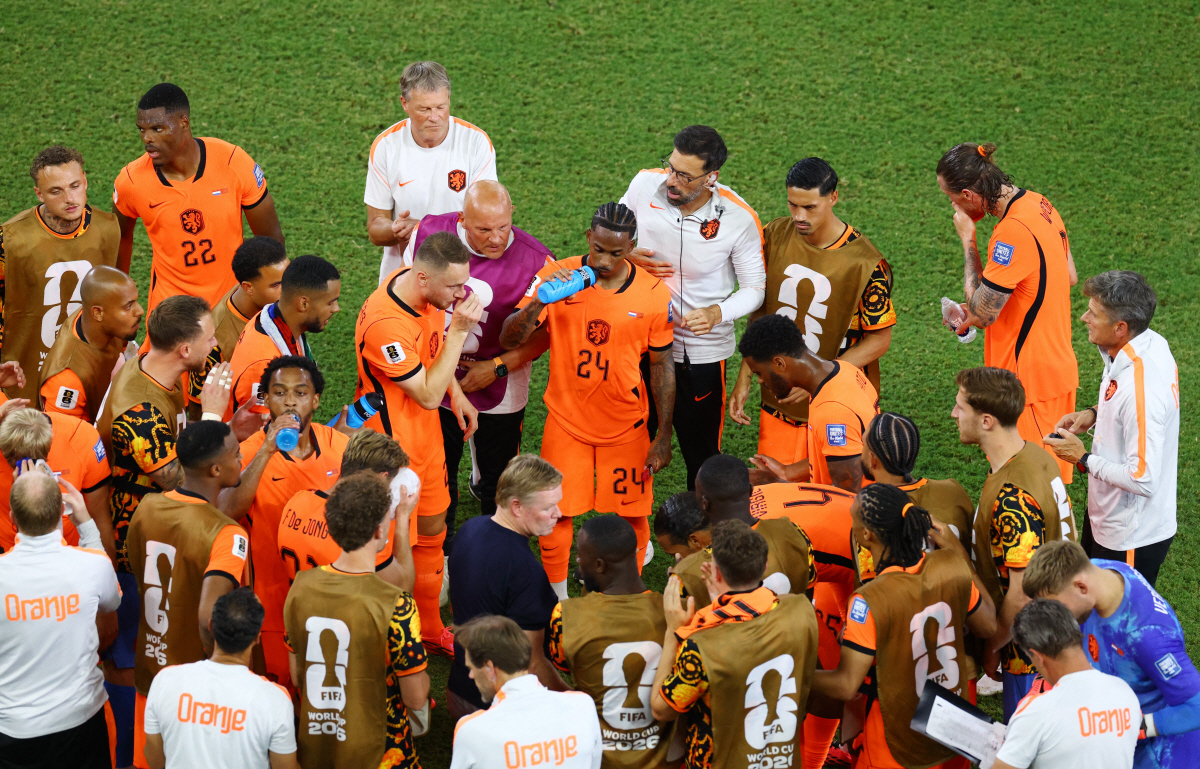 Soccer Football - FIFA World Cup 2026 - Round of 32 - Netherlands v Morocco - Estadio Monterrey, Monterrey, Mexico - June 29, 2026 Netherlands coach Ronald Koeman gives instructions to players before extra-time REUTERS/Raquel Cunha
