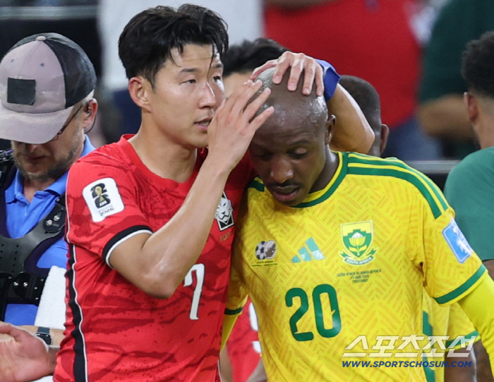 25일(한국시각) 멕시코 몬테레이 인근 과달루페의 에스타디오 몬테레이에서 열린 2026 북중미 월드컵 대한민국과 남아공의 경기. 한국 대표팀이 0-1로 패한 가운데 손흥민이 남아공 선수와 인사하고 있다. 과달루페(멕시코)=허상욱 기자 wook@sportschosun.com/2026.06.25/