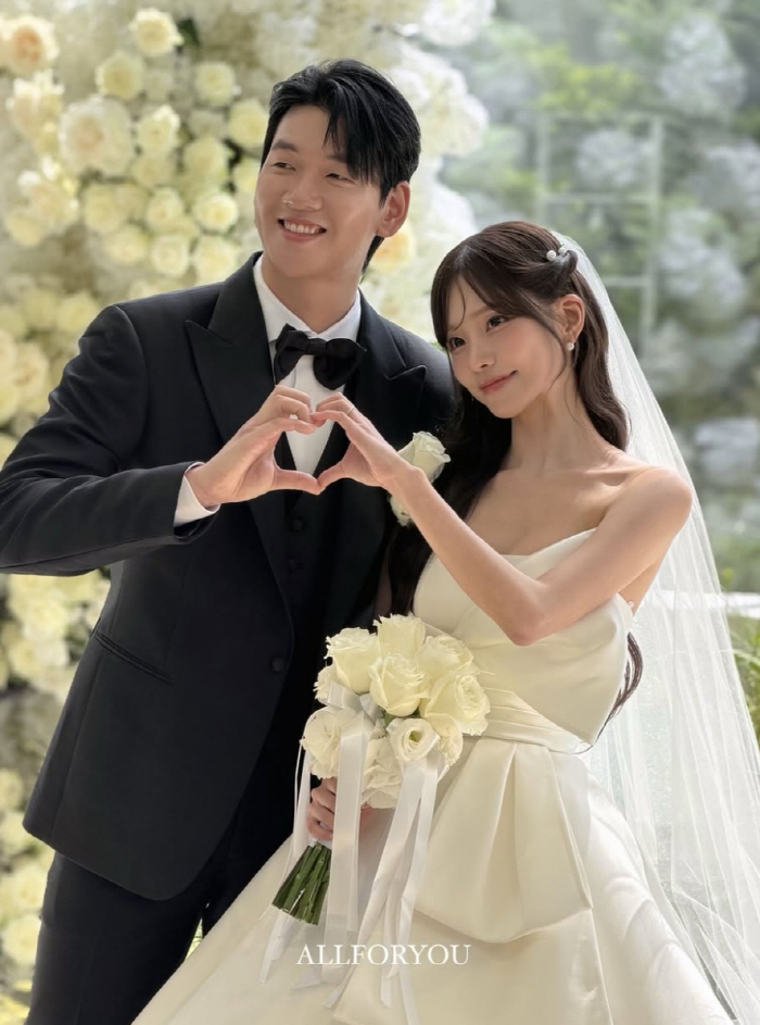'맥심 모델 출신' 박민정, 유튜버 ♥송형주와 결혼 "서로 존중하며 살겠다"
