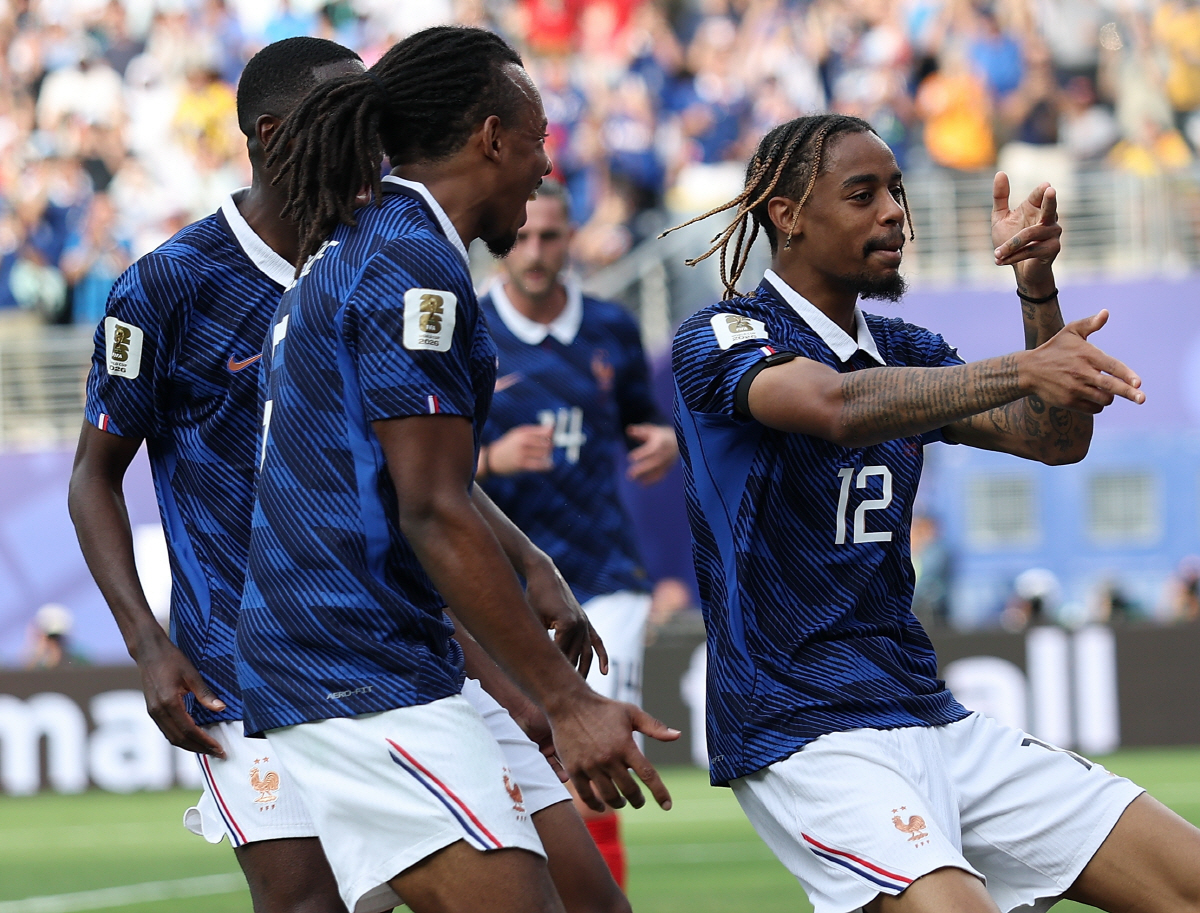 (260701) -- NEW YORK, July 1, 2026 (Xinhua) -- Bradley Barcola (R) of France celebrates a goal during the round of 32 match between France and Sweden at the 2026 FIFA World Cup at the New York New Jersey Stadium, the United States, June 30, 2026. (Xinhua/Hu Xingyu)