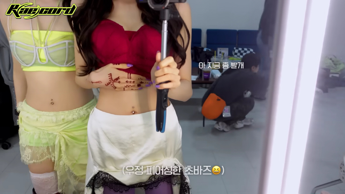 Aespa's Giselle and Ningning Reveal Matching Belly Button Piercings... Their Tiny Waists Draw Attention