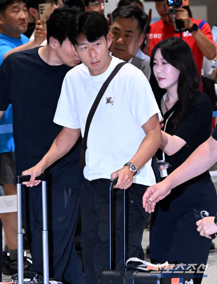 "죄송합니다" 홍명보와 따로 입국한 손흥민→"고개 숙이지 마" 팬들 옹호…'은퇴 없었다' 2030 월드컵까지 도전 유력
