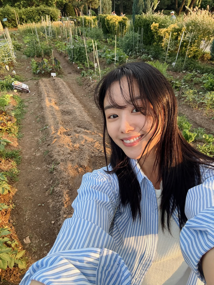 'Park Wi's Wife' Song Ji-eun Becomes a Beginner Gardener... 'I Always Wanted a Garden Plot, It's Amazing and So Rewarding'
