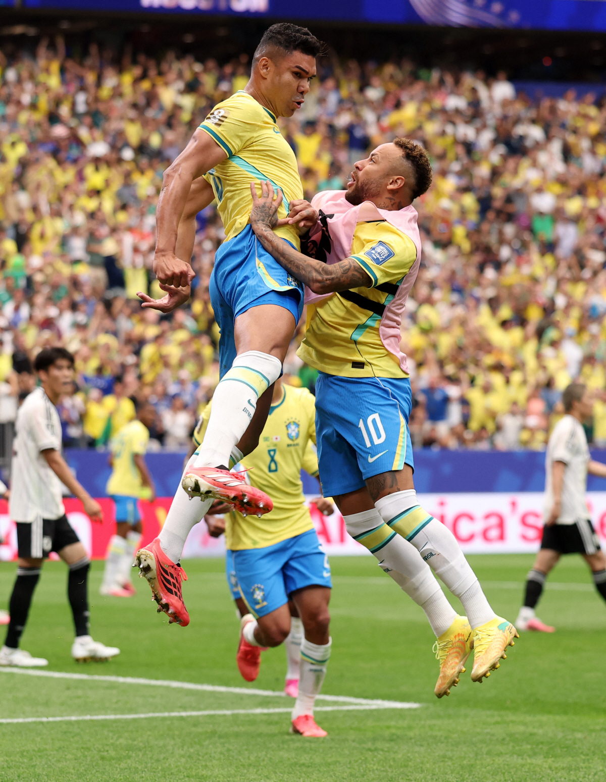 HOUSTON, TEXAS - JUNE 29: Casemiro #5 of Brazil celebrates with Neymar Jr #10 after scoring the team's first goal during the FIFA World Cup 2026 Round Of 32 match between Brazil and Japan at Houston Stadium on June 29, 2026 in Houston, Texas. Lars Baron/Getty Images/AFP (Photo by Lars Baron / GETTY IMAGES NORTH AMERICA / Getty Images via AFP)