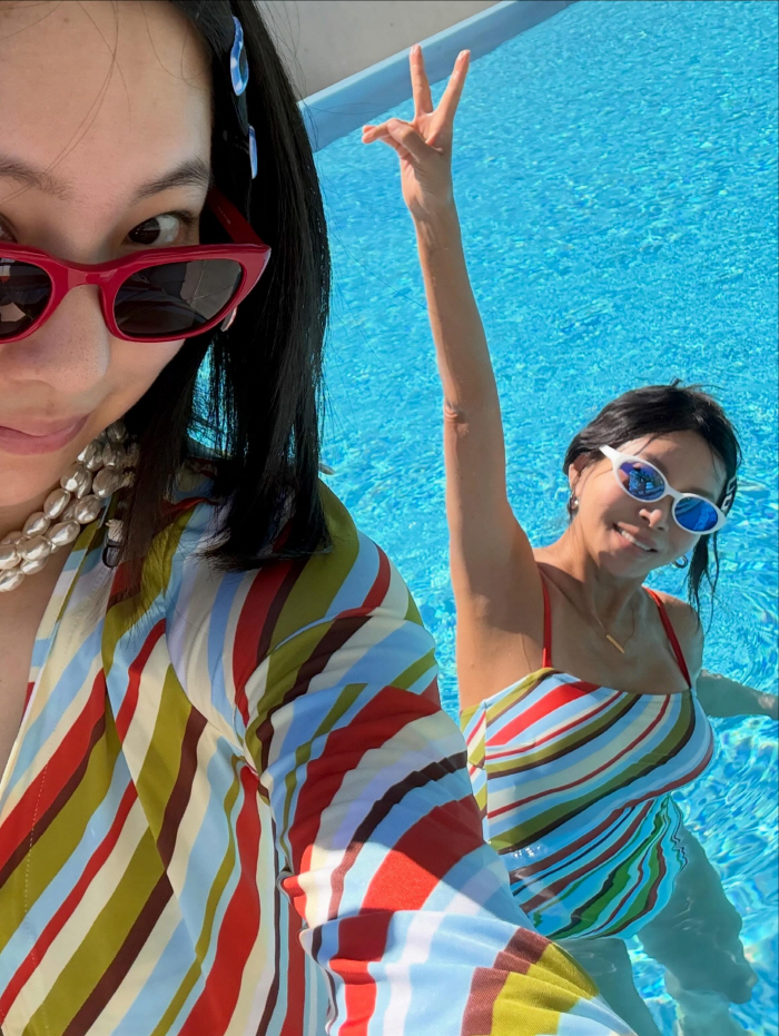 Hwang Shin-hye stuns in the same swimsuit as her 27-year-old model daughter, showing a slim silhouette that is hard to believe at 63