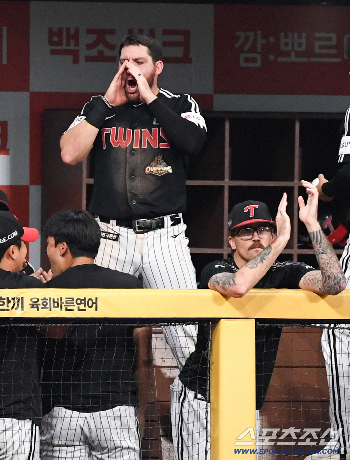 1일 서울 고척스카이돔에서 열린 키움과 LG의 경기. 8회 LG 천성호 역전타에 오스틴이 환호하고 있다. 고척=박재만 기자 pjm@sportschosun.com/2026.07.01/