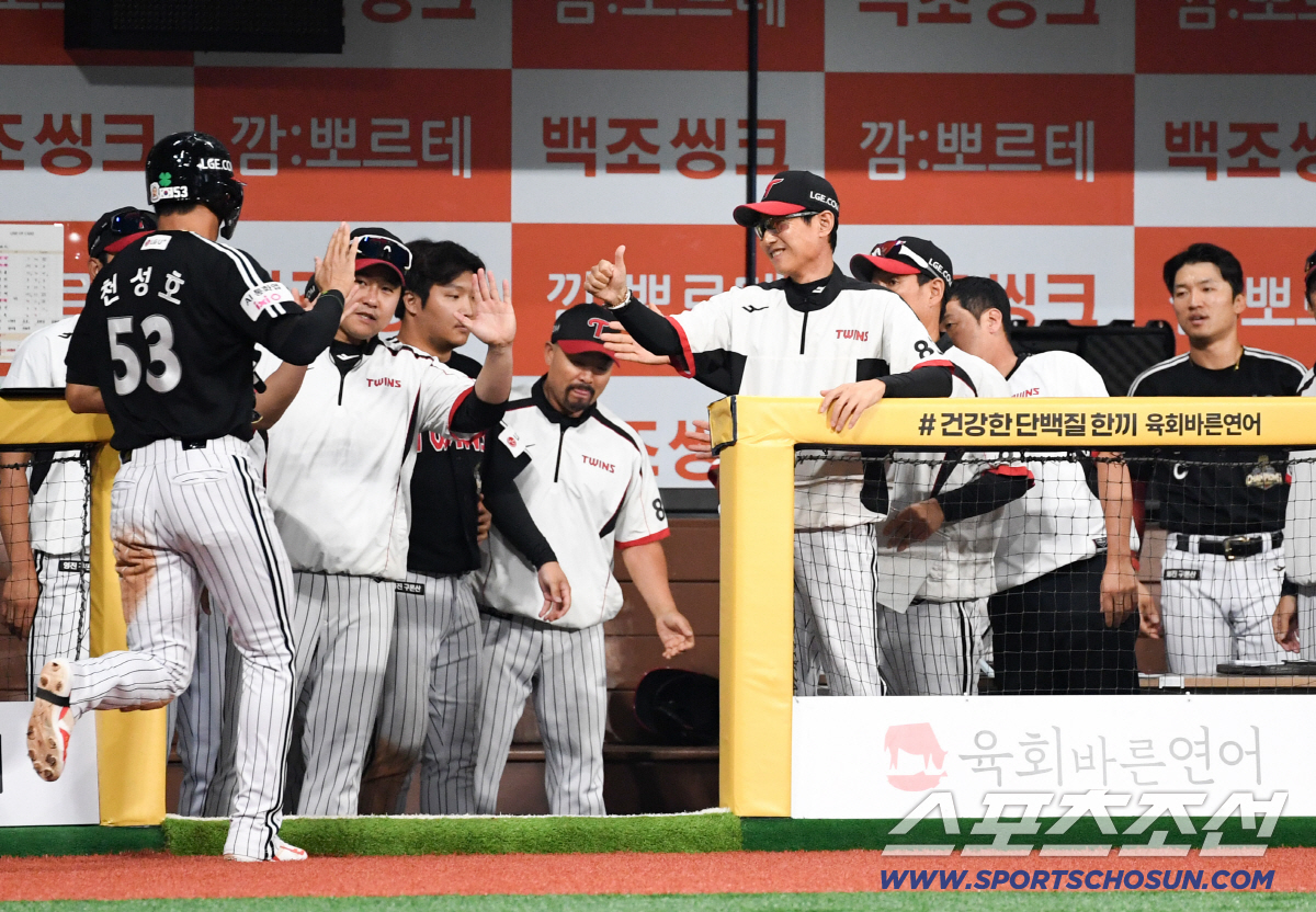 1일 서울 고척스카이돔에서 열린 키움과 LG의 경기. 8회 역전타 후 득점한 LG 천성호를 반기고 있는 염경엽 감독. 고척=박재만 기자 pjm@sportschosun.com/2026.07.01/