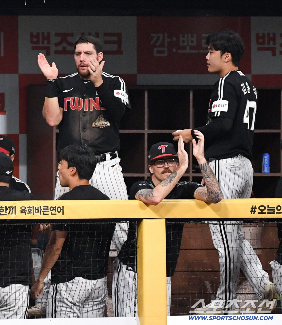 대타 천성호 역전 적시타에 환호한 오스틴.
