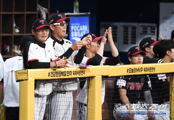 "사실 이 전력이면 5할 턱걸이"…'염갈량'의 냉정한 분석→1위 비결은 '똘똘 뭉친 팀워크'