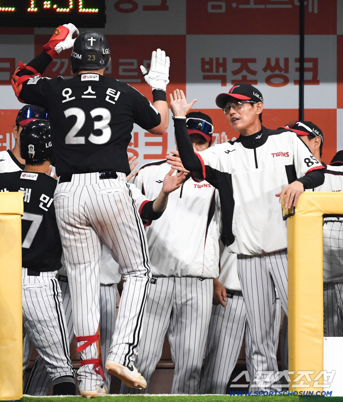 1일 서울 고척스카이돔에서 열린 키움과 LG의 경기. 9회 LG 염경엽 감독이 투런포를 터뜨린 오스틴을 반기고 있다. 고척=박재만 기자 pjm@sportschosun.com/2026.07.01/