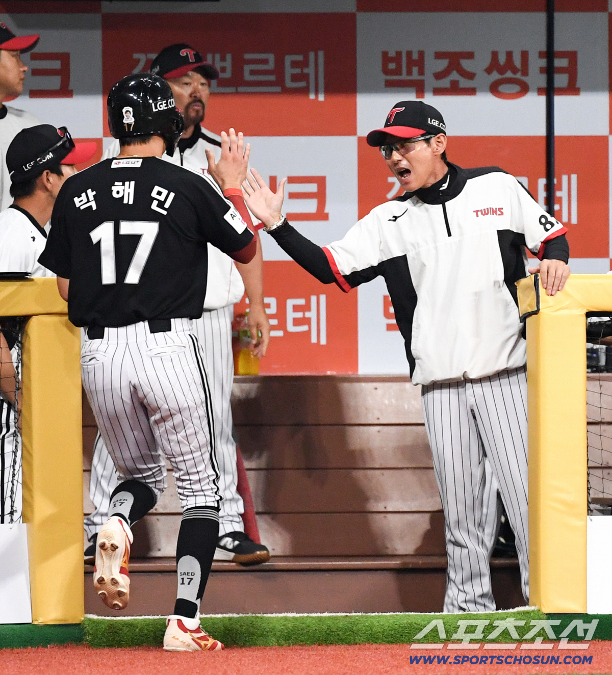 1일 서울 고척스카이돔에서 열린 키움과 LG의 경기. 8회 득점한 LG 박해민을 반기고 있는 염경엽 감독. 고척=박재만 기자 pjm@sportschosun.com/2026.07.01/