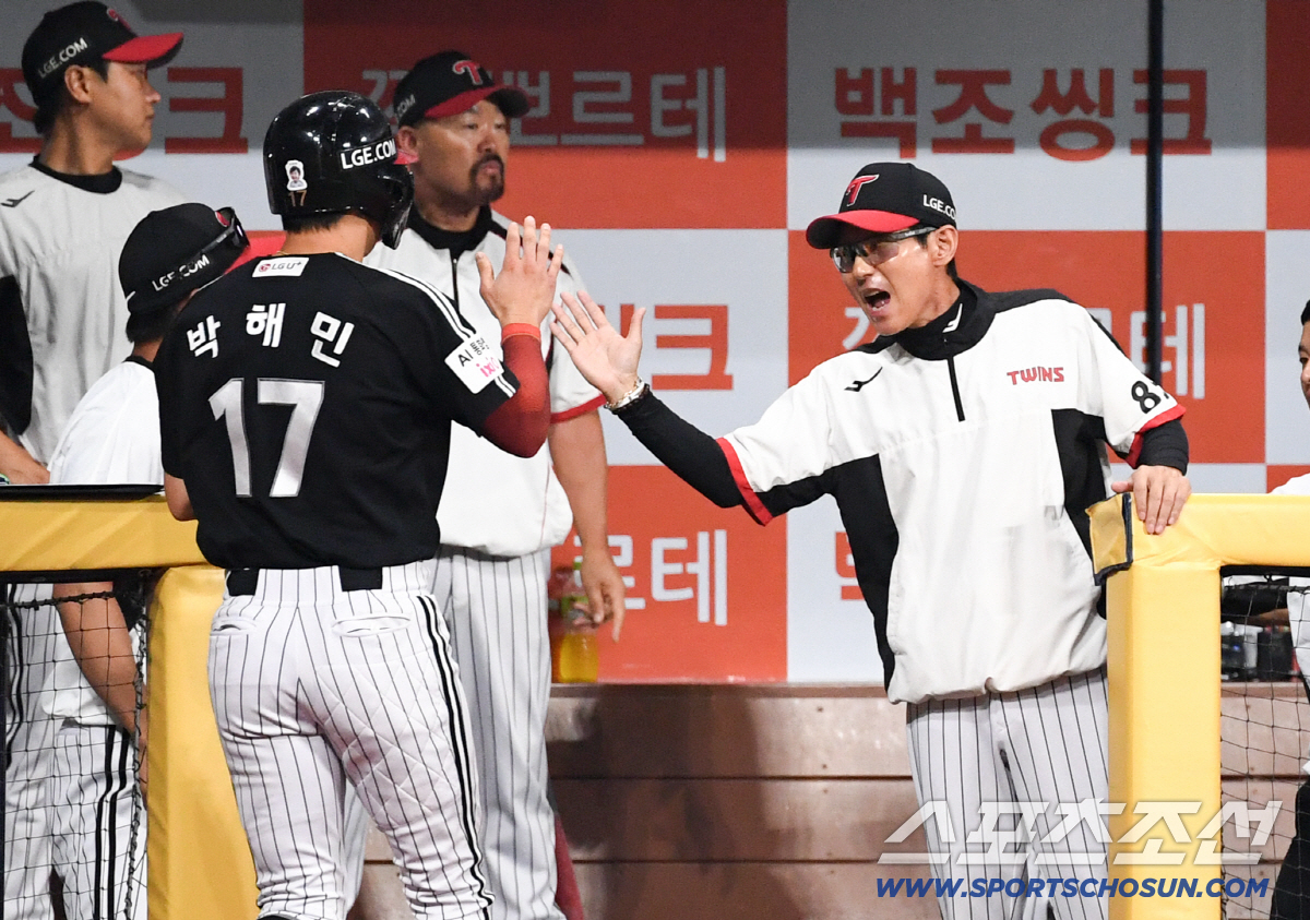 1일 서울 고척스카이돔에서 열린 키움과 LG의 경기. 8회 득점한 LG 박해민을 반기고 있는 염경엽 감독. 고척=박재만 기자 pjm@sportschosun.com/2026.07.01/