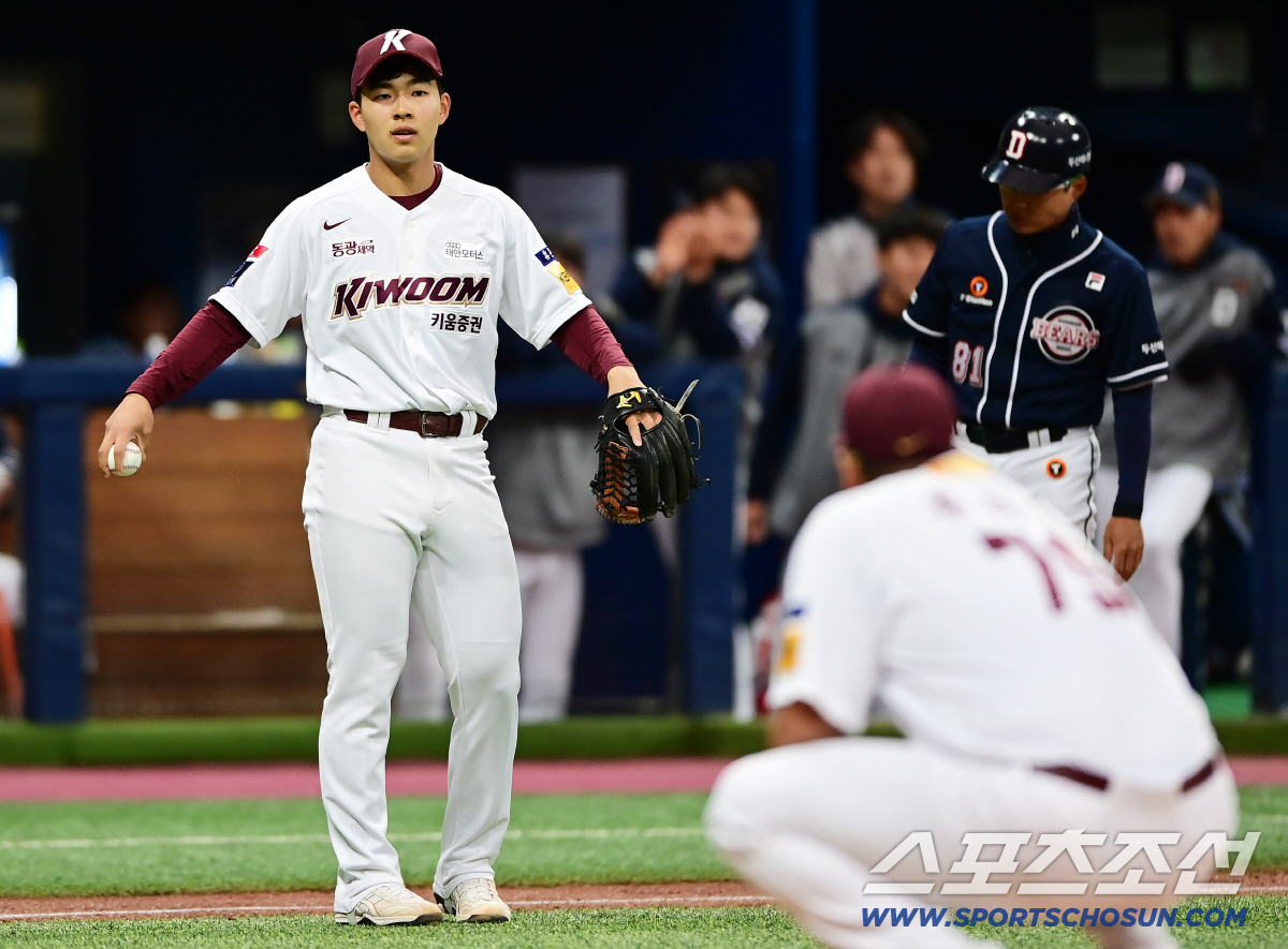 28일 서울 고척스카이돔에서 열린 두산 베어스와 키움 히어로즈의 시범경기. 5회초 1사 이유찬의 땅볼 타구 때 실책을 범한 3루수 김휘집. 고척=정재근 기자 cjg@sportschosun.com/2023.3.28/