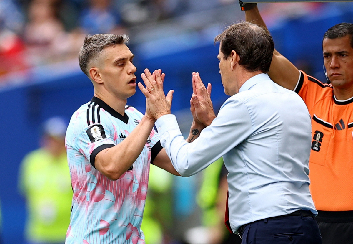 Soccer Football - FIFA World Cup 2026 - Round of 32 - Belgium v Senegal - Seattle Stadium, Seattle, Washington, U.S. - July 1, 2026 Belgium's Leandro Trossard with coach Rudi Garcia after being substituted off REUTERS/Agustin Marcarian