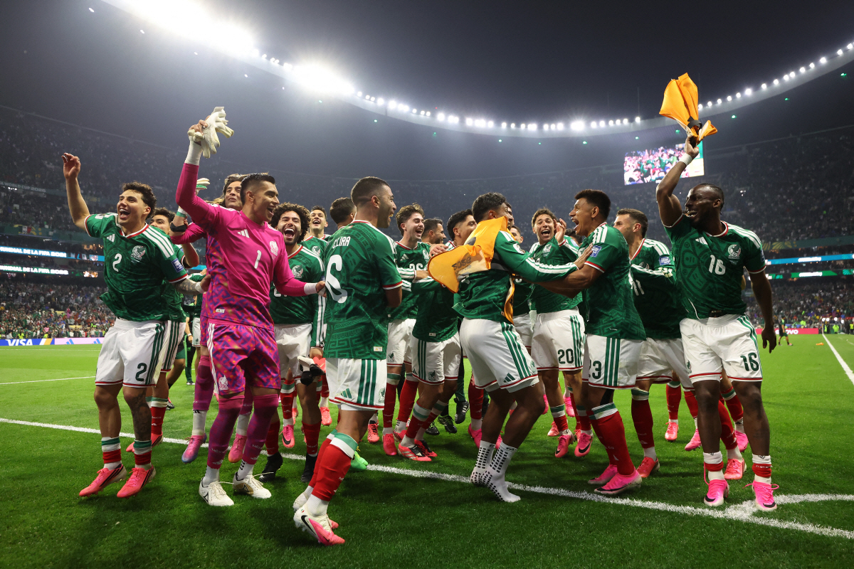 Soccer Football - FIFA World Cup 2026 - Round of 32 - Mexico v Ecuador - Estadio Azteca, Mexico City, Mexico - June 30, 2026 Mexico's Julian Quinones and teammates celebrate after the match REUTERS/Raquel Cunha