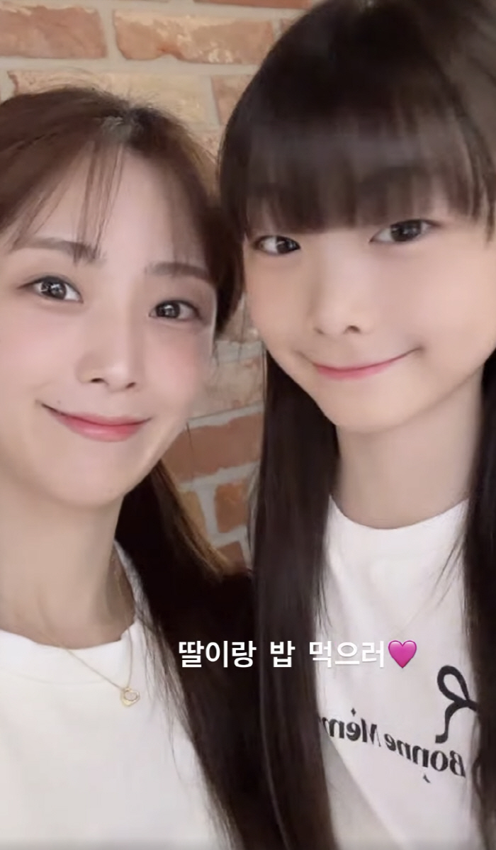 'Packed With Idol DNA'... Soyul, Moon Hee-joon's Wife, Goes on a Date with Her Mini-Me Daughter Hee-yul