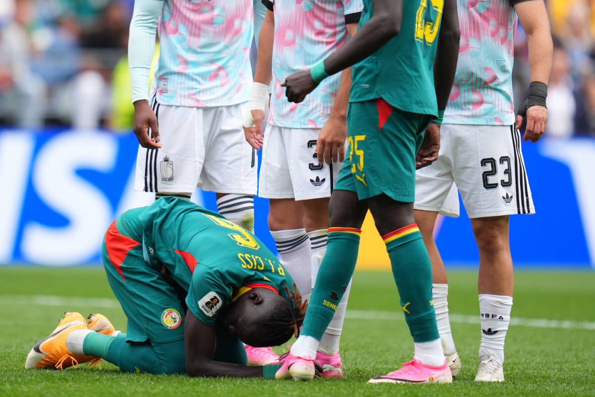 Senegal's Pathe Ciss (6) kneels on the pitch after Belgium were awarded a penalty during the World Cup round of 32 soccer match between Belgium and Senegal in Seattle, Wednesday, July 1, 2026. (AP Photo/Manu Fernandez)