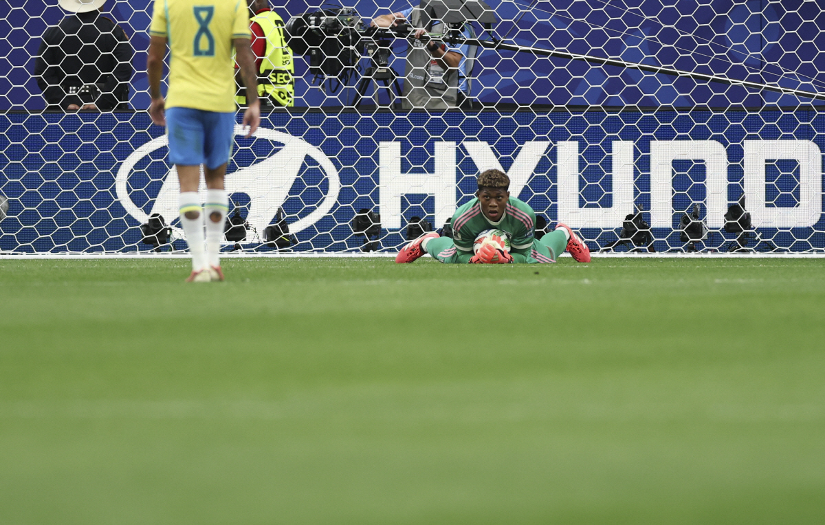 (260630) -- HOUSTON, June 30, 2026 (Xinhua) -- Suzuki Zion (R), goalkeeper of Japan, makes a save during the round of 32 match between Brazil and Japan at the 2026 FIFA World Cup at Houston Stadium in Houston, the United States, June 29, 2026. (Xinhua/Li Ming)