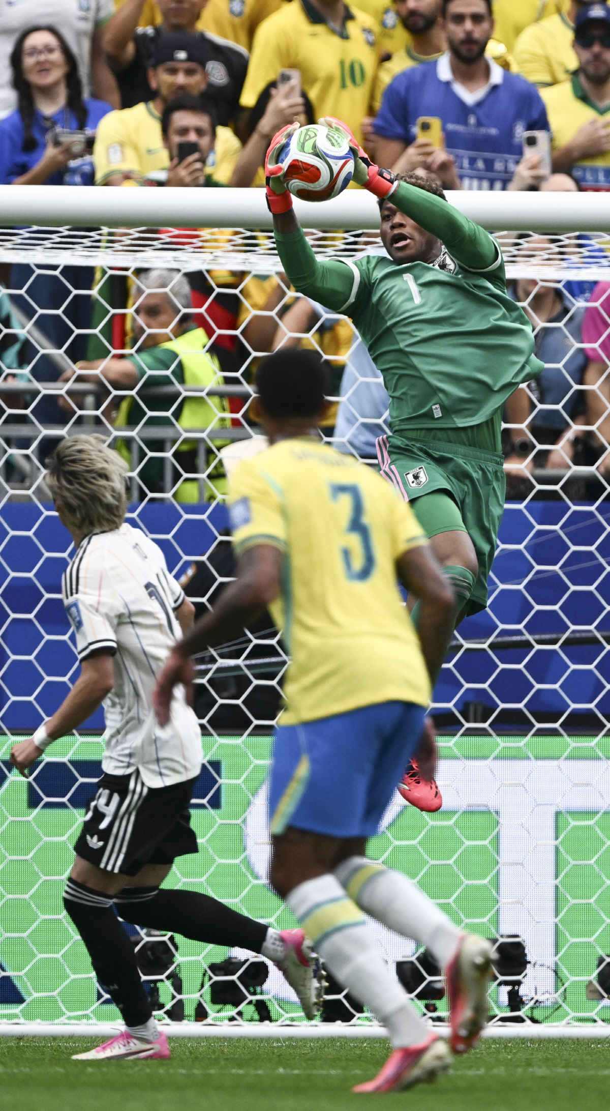 (260630) -- HOUSTON, June 30, 2026 (Xinhua) -- Suzuki Zion (top), goalkeeper of Japan, makes a save during the round of 32 match between Brazil and Japan at the 2026 FIFA World Cup at Houston Stadium in Houston, the United States, June 29, 2026. (Xinhua/Xiao Yijiu)